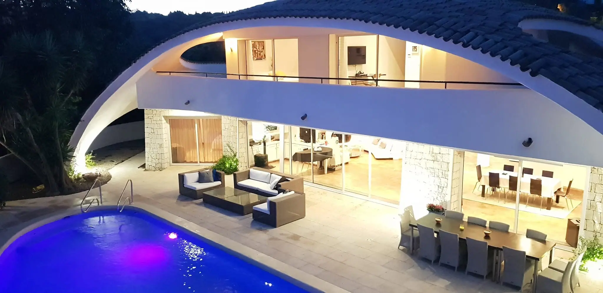 Villa Oxygène glowing beside the pool at night